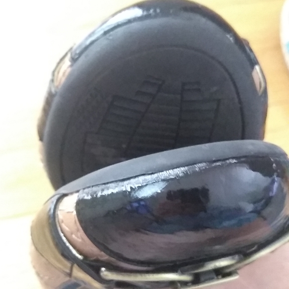 Woman's 6 1/2  Bandolino Leather Flat - Picture 7 of 8